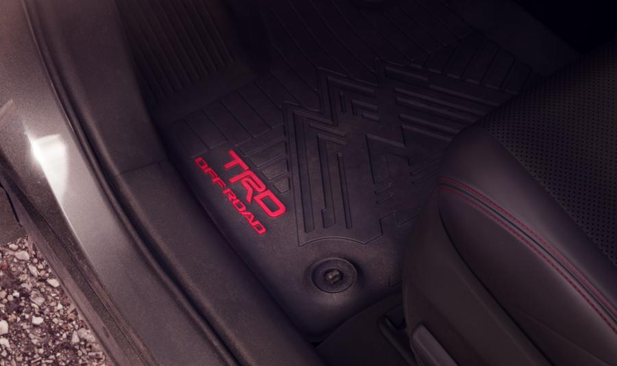 Детали интерьера Toyota RAV4 TRD Off Road 2019 года  (NA) (фото 2 из 40)